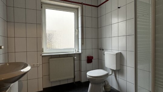 Bad mit Dusche (Wohnung Hinterhaus)