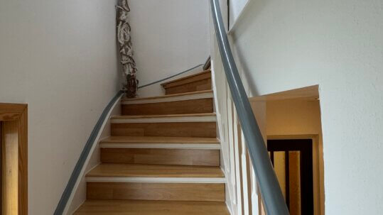 Treppe ins 1. OG