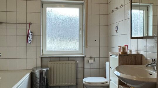 Bad mit Wanne (1. OG)