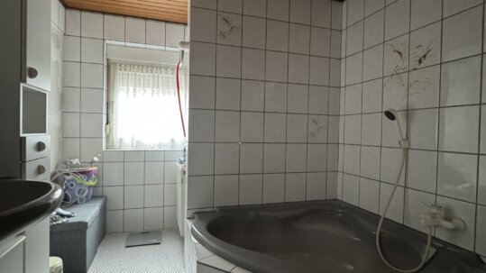 Bad mit Wanne (EG)