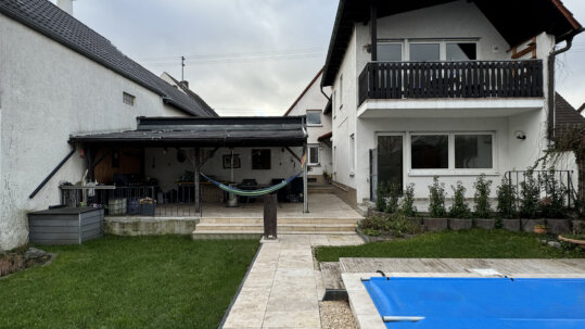 Privater Garten mit Pool
