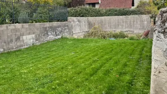 Rückansicht mit Gartenterrasse