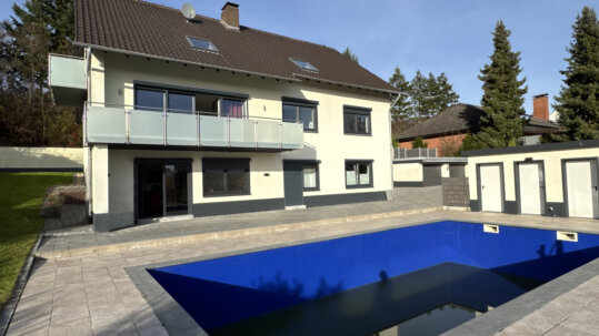 Hausansicht mit Poollandschaft