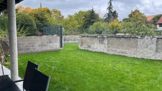 Rückansicht mit Gartenterrasse