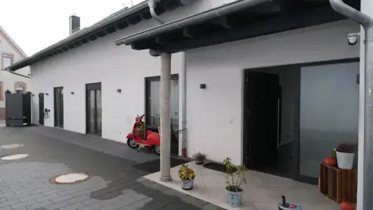 Hofeinfahrt und Außenansicht