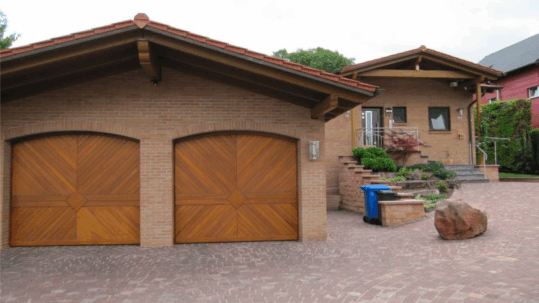 Hausansicht mit Doppelgarage