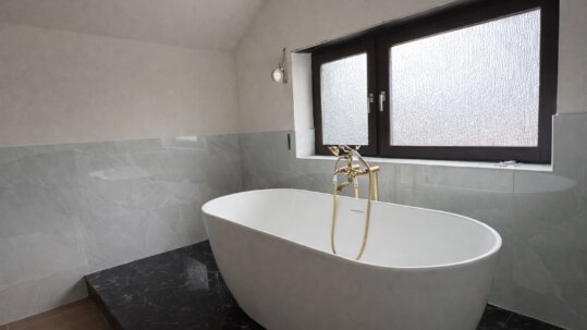 Großzügiges Badezimmer mit freistehender Badewanne und separater Dusche