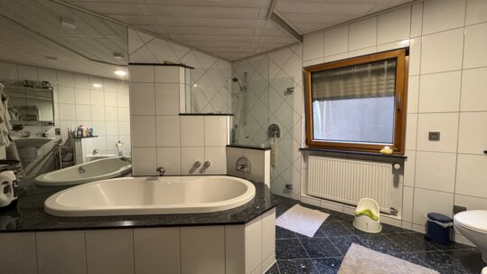 Bad mit Wanne und Dusche (EG)