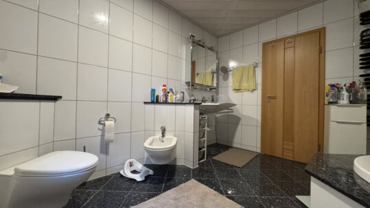 Bad mit Wanne und Dusche (EG)