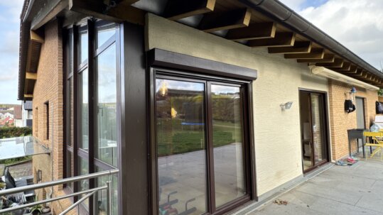 Rückseite: Hausansicht mit Terrasse