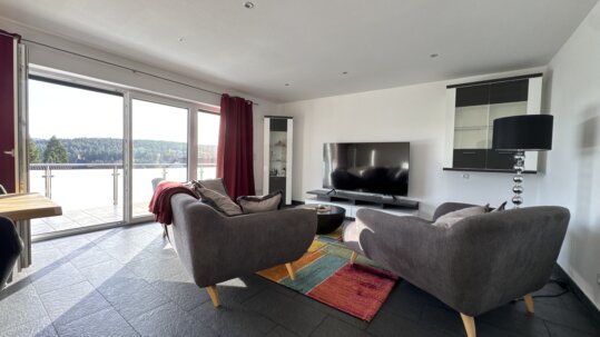 Wohn- und Essbereich mit Panoramablick