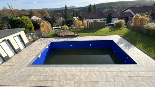 Außenpool mit Südgrundstück