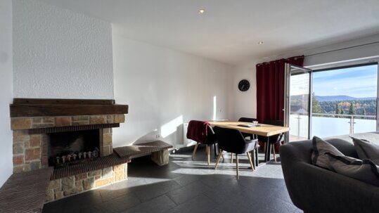 Wohn- und Essbereich mit Panoramablick