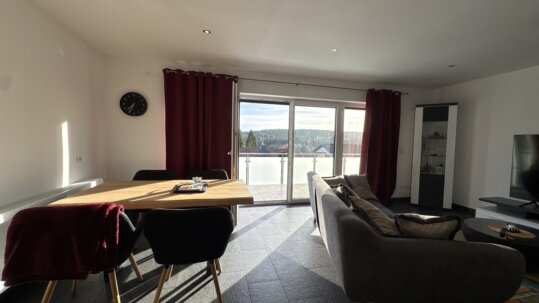 Wohn- und Essbereich mit Panoramablick