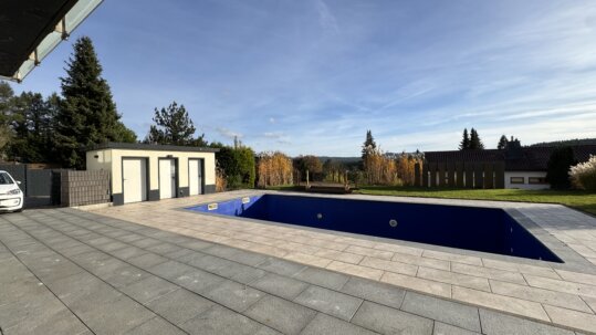 Außenpool mit Südgrundstück