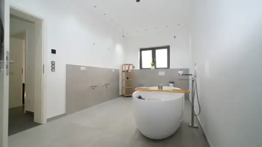 Großzügiges Tageslichtbad mit freistehender Wanne und Dusche