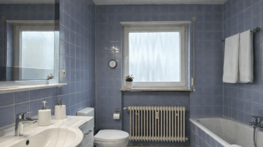 Bad mit Wanne (OG)