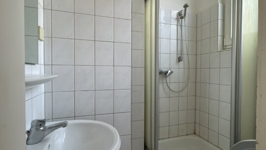 Badezimmer mit Dusche