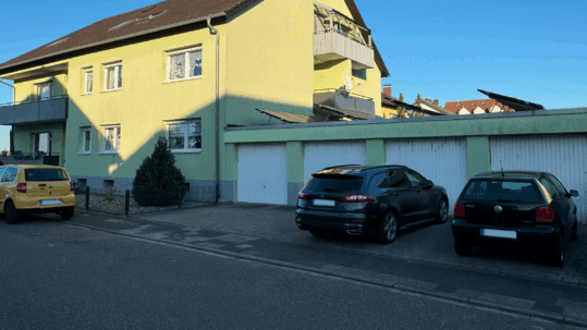 Hausansicht mit Garagenanlage