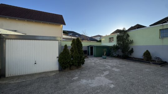 Hausrückseite mit Hof und Garage